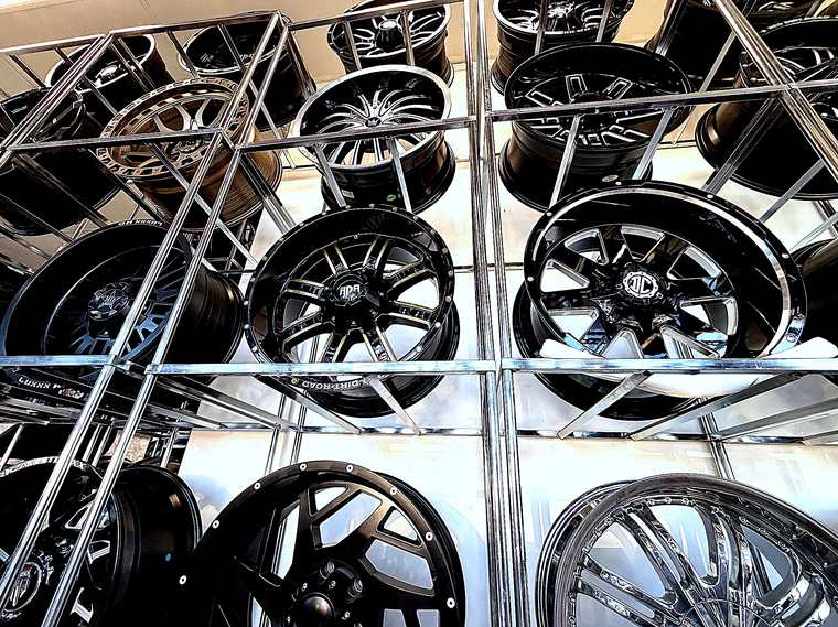 Custom wheel and rim display at Llantera Del Norte INC, 606 Peoria St, Aurora, Colorado / Exhibición de rines personalizados en Llantera Del Norte INC en Aurora, Colorado
